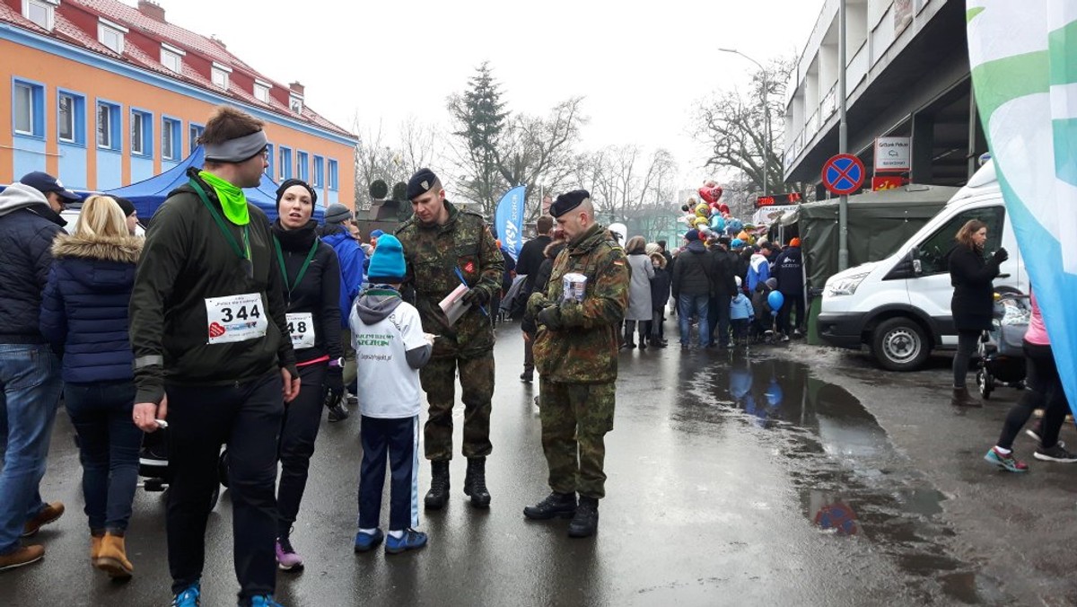 Jeszcze w poniedziałek miasto zapowiadało, że tegoroczny finał WOŚP w Szczecinie uświetnią pokazy sprzętu wojskowego w wykonaniu żołnierzy korpusu NATO. W ostatniej chwili korpus jednak się wycofał. Jak nieoficjalnie ustalił Onet, zrobił to na polecenie Ministerstwa Obrony Narodowej.