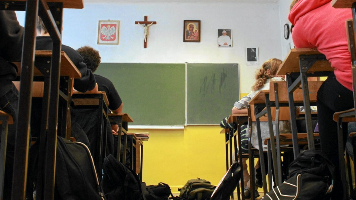 Częstochowa. W LO szóstka uczniów na religii, większość klasy w bibliotece