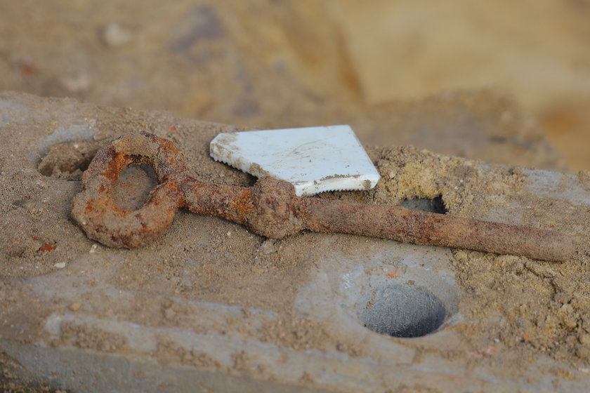 Pierwsze znaleziska zakopane w ziemi