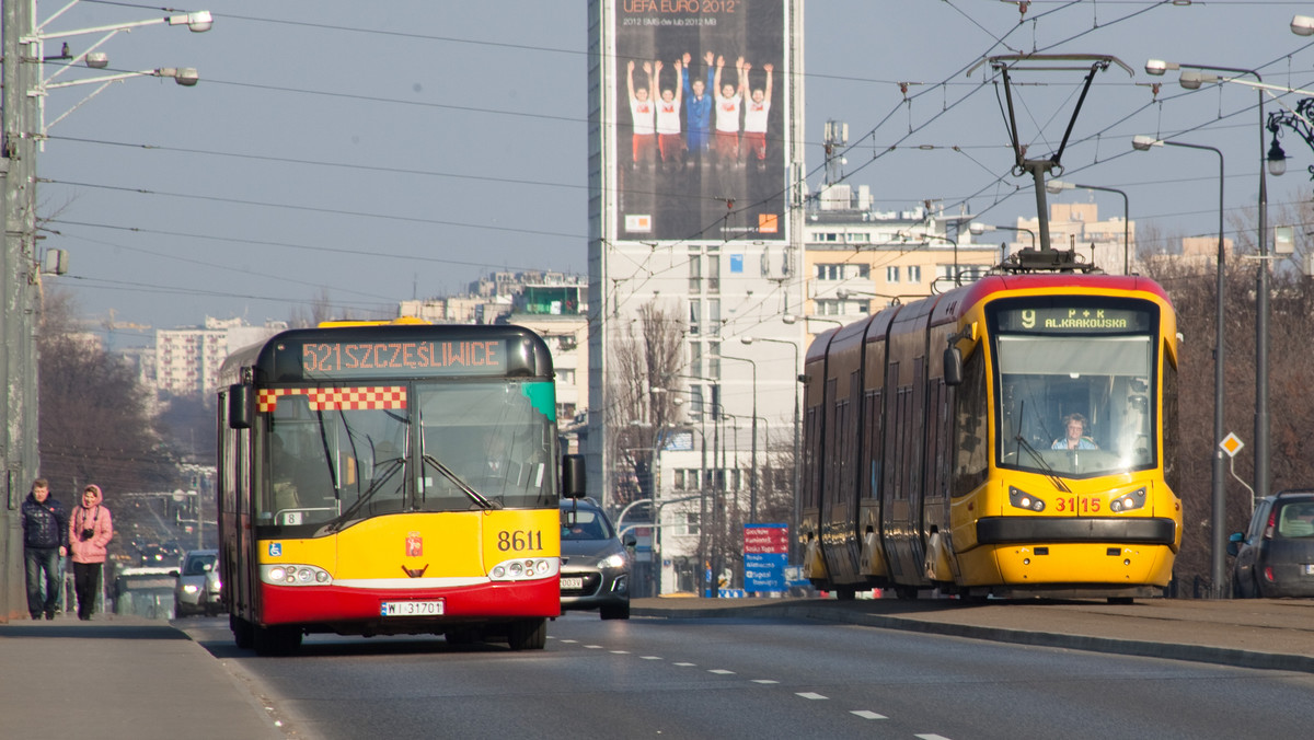 Już w sobotę, 31 marca, wchodzą w życie pierwsze zmiany w kursowaniu stołecznej komunikacji miejskiej związane ze zbliżającymi się świętami Wielkanocy. Sprawdź poniżej, jak w najbliższym tygodniu będą jeździć autobusy, tramwaje, metro i pociągi SKM.