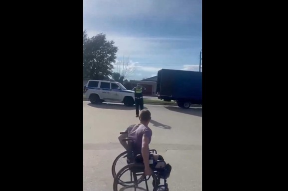 (VIDEO) "MAJKAMA UZIMATE DECU! J****E SE!" Ovaj snimak najbolje opisuje trenutno stanje u Rusiji, a na njemu su muškarac kom su noge amputirane i policajac: Puzao je s NOŽEM u ruci...