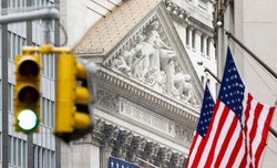 Maklerzy w maseczkach i cisza na parkiecie. Tak Wall Street budzi się do życia