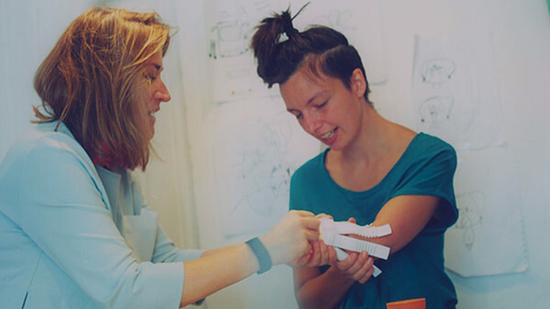 Vannak élethelyzetek, amikor a nem verbális kommunikáció és a design életminőséget javíthat, de akár életet is menthet — beszélgetés Dezső Renáta kutató-tervezővel