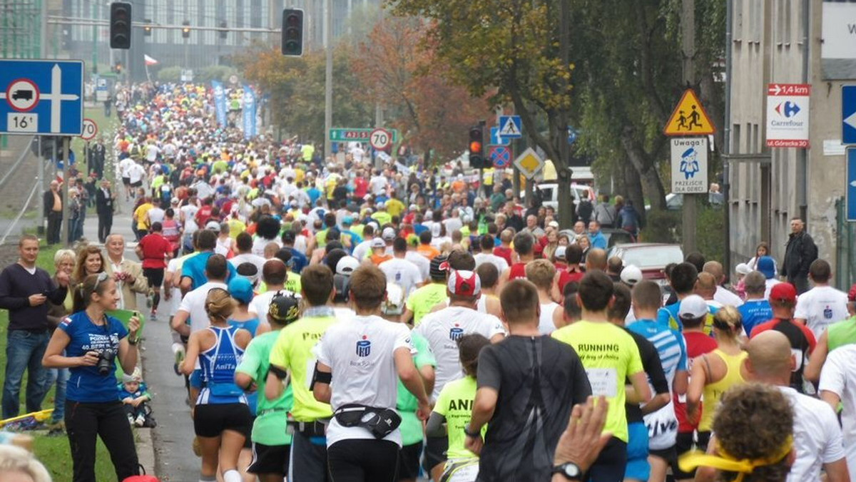 W najbliższą niedzielę już po raz szesnasty tysiące maratończyków wybiegnie na poznańskie ulice, by zmierzyć się z dystansem 42,195 km. Zmieni się trasa biegu, która prowadzić będzie m.in. przez Ostrów Tumski i Sołacz. Spore utrudnienia czekać będą zarówno kierowców, jak i pasażerów MPK. Wprowadzone zostaną "śluzy" umożliwiające przejazd w poprzek trasy maratonu. Swoje trasy zmieni aż 40 linii autobusów i praktycznie wszystkie tramwaje.