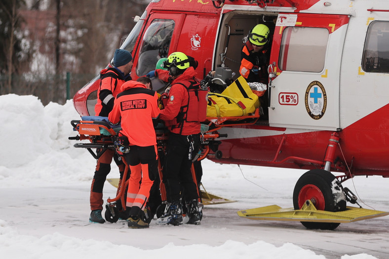 Ratownicy TOPR transportują ciężko rannego turystę w Zakopanem, 28 stycznia. Lawina śnieżna zeszła pod Kondracką Przełęczą.