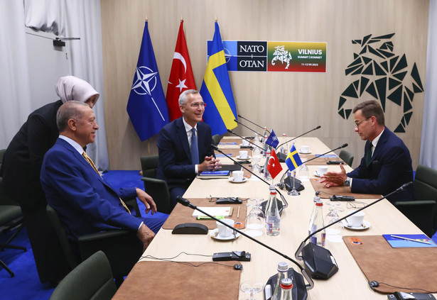 Sekretarz generalny NATO Jens Stoltenberg (C), prezydent Turcji Tayyip Erdogan (L) i premier Szwecji Ulf Kristersson (R)