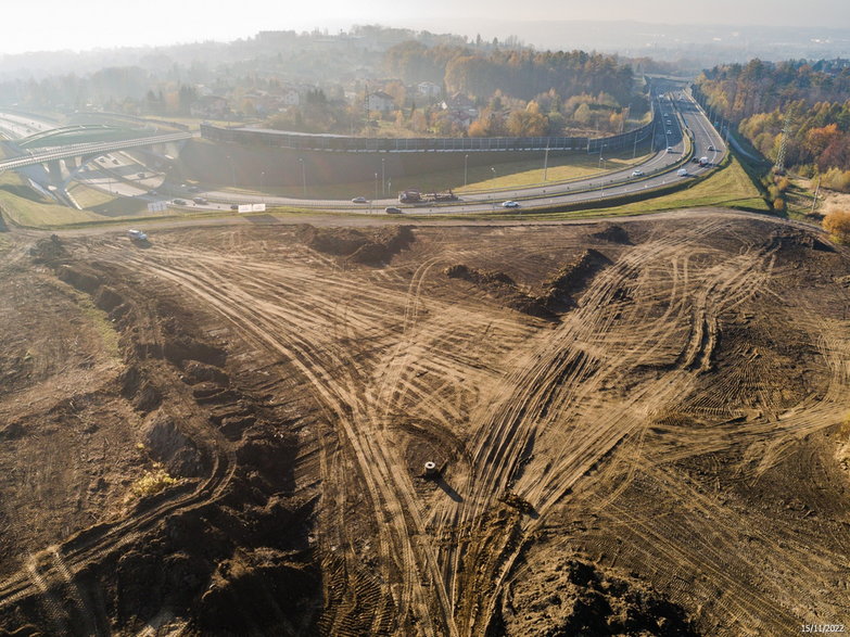 Budowa drogi ekspresowej S-1 - odcinek Dankowice - węzeł Suchy Potok - zdjęcia z drona - 15.11.2022 - autor: GDDKiA