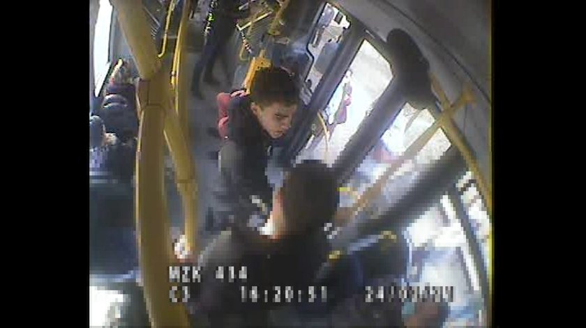 Brutalne pobicie w autobusie. Policja szuka tego mężczyzny