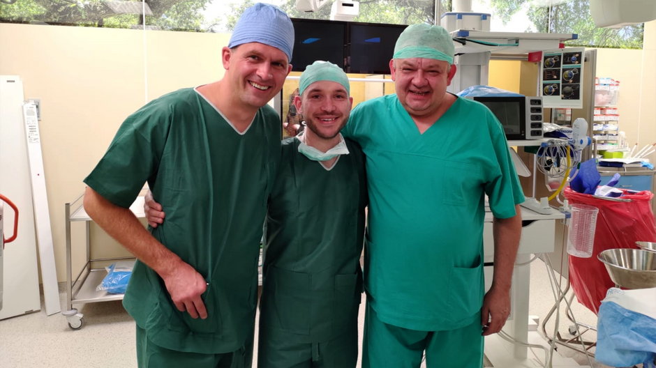 Pierwsza wspólna operacja dr. hab. Michała Zembali (w środku) i dr. Grzegorza Religi (z prawej), Łódź, lipiec 2020 r.