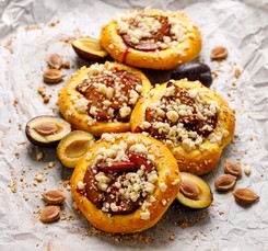 Drożdżówki ze śliwkami. Pyszny przepis od Jakuba Kuronia