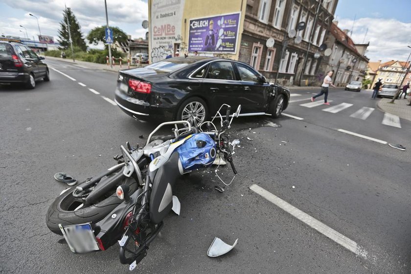 Koszmarny na drodze. Motocyklista przeleciał przez audi