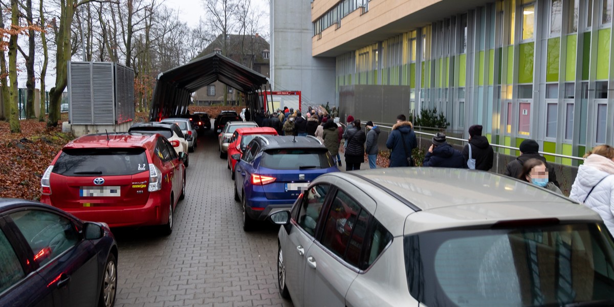 Gigantyczne kolejki do punktów wymazowych. Badanie na COVID-19 trudniejsze