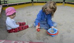 Dzieci bawią się w brudnych piaskownicach