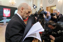 Macierewicz przeprosił w Sejmie za drastyczne zdjęcia w raporcie komisji smoleńskiej