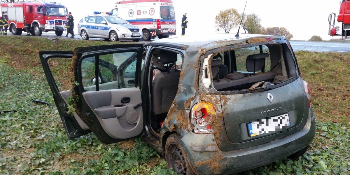 Auto koziołkowało przez pole