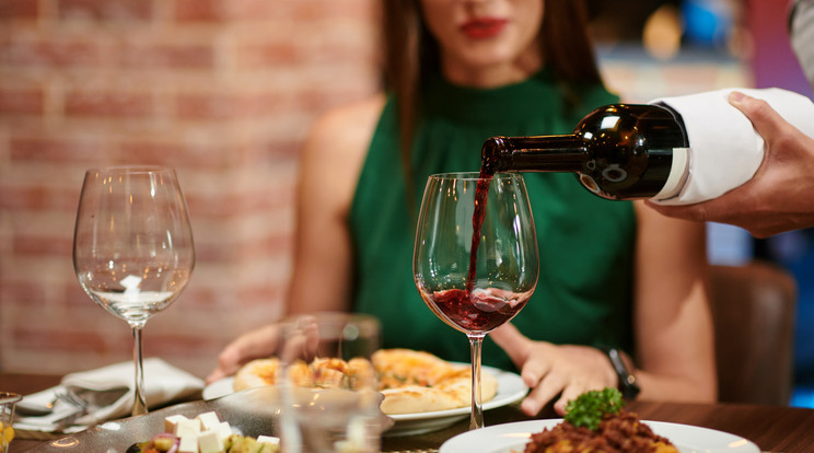 Nem mindegy, hogy milyen alkoholt fogyasztunk, a vörösbortól például éhesek leszünk, de a fehértől nem / Fotó: Shutterstock