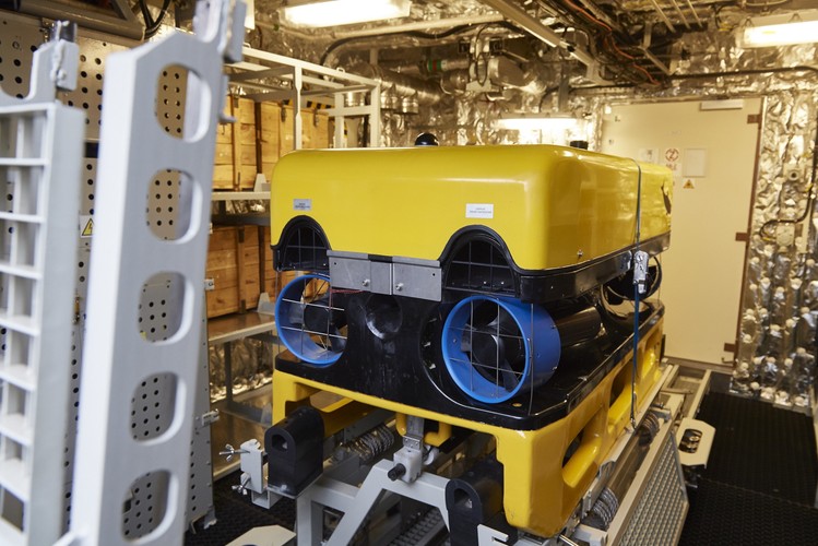 Jednostka została wyposażona w system zarządzania walką SCOT-M, sonary oraz cztery typy pojazdów podwodnych mających służyć do walki minowej: Saab Double Eagle Mark III, Kongsberg Hugin, Morświn oraz Głuptaki w dwóch wersjach – inspekcyjnej (służą do identyfikacji niebezpiecznych znalezisk) oraz bojowej (w razie potrzeby mogą same zdetonować minę).
<br>
Napęd okrętu stanowią dwa pędniki cykloidalne Voith-Schneider’a napędzane przez dwa silniki wysokoprężne MTU o mocy 1000 kW – 1360 KM. 'Dzięki zastosowaniu tego typu napędu oraz wyposażeniu w dziobowy ster strumieniowy Schottel okręt posiada doskonałe zdolności manewrowe' – wyjaśnił kmdr ppor. Jacek Kwiatkowski.
<br>
Na zdjęciu:  Podwodny pojazd bezzałogowy „Morświn”, służący do identyfikacji obiektów minopodobnych i niszczenia min morskich za pomocą zdalnie odpalanych ładunków wybuchowych, na pokładzie nowego okrętu, niszczyciela min ORP „Kormoran”