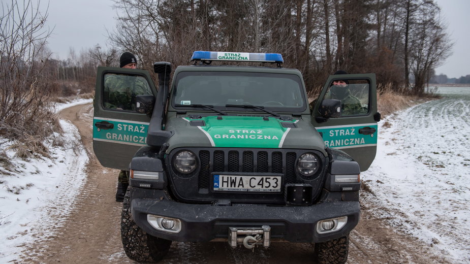 Patrol straży granicznej przy polsko-białoruskiej granicy w okolicach Kodnia, 23.12.2021.