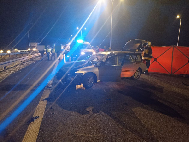 Dwoje pieszych próbowało przebiec przez drogę ekspresową S8. Obie osoby wpadły pod jadące Renault i poniosły śmierć na miejscu