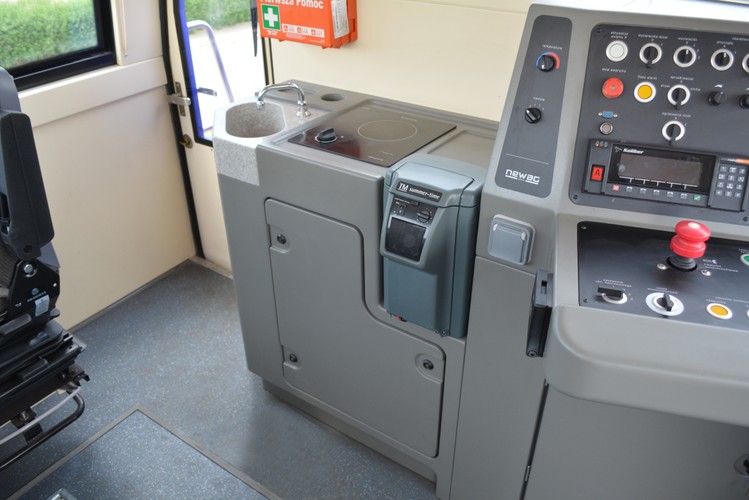 Każda z lokomotyw posiada tzw. części socjalną. Wyposażona jest w klimatyzację, ogrzewanie, oświetlenie w technologii LED, płytę grzewczą, lodówkę i umywalkę z ciepłą wodą.