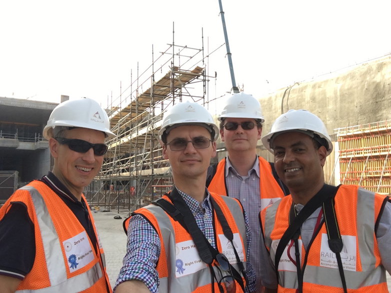 Robert (drugi od lewej) z kolegami z pracy w Katarze 