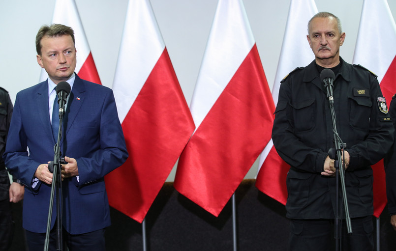 Minister spraw wewnętrznych i administracji Mariusz Błaszczak oraz komendant główny Państwowej Straży Pożarnej gen. brygadier Leszek Suski