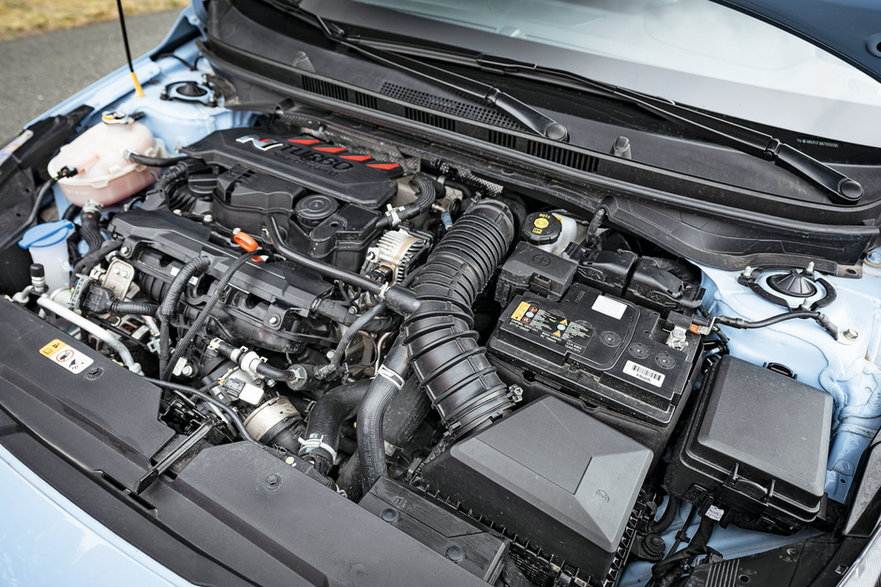 Hyundai i20 N (III, 2022) - wyglądający na „większy” motor rzeczywiście ma bogatsze atrybuty. Cztery cylindry i 1,6 litra pojemności skokowej, 204 KM.