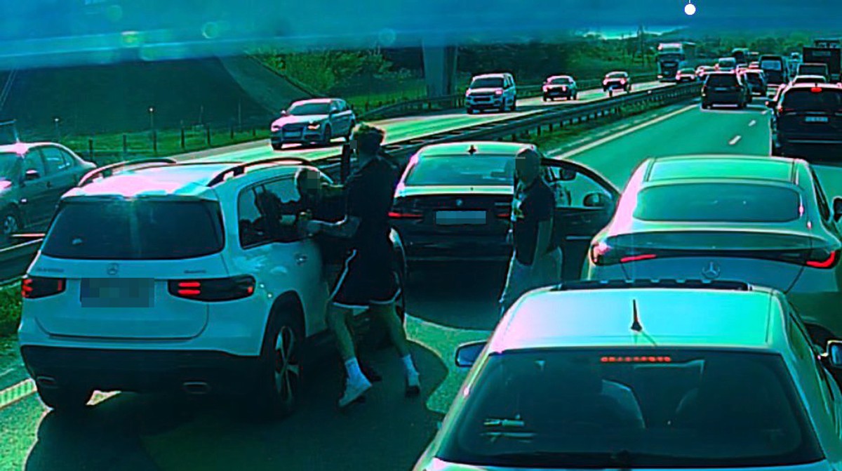 A fight on the A4 motorway. The incident recording went to the network