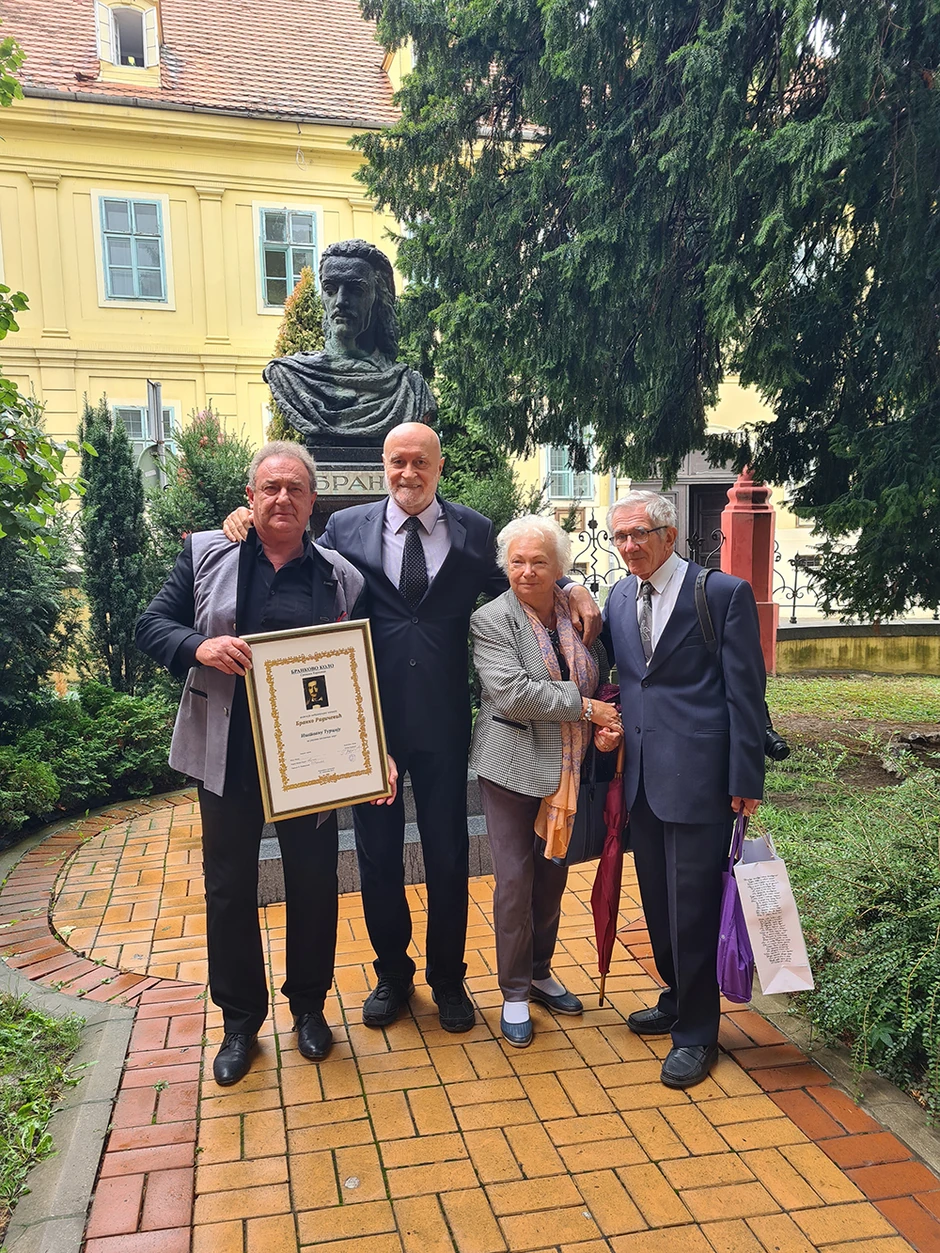 Nenad Grujičić sa Ištvanom Turcijem, Ilešom Feherom i njegovom suprugom u dvorištu Karlovačke gimnazije