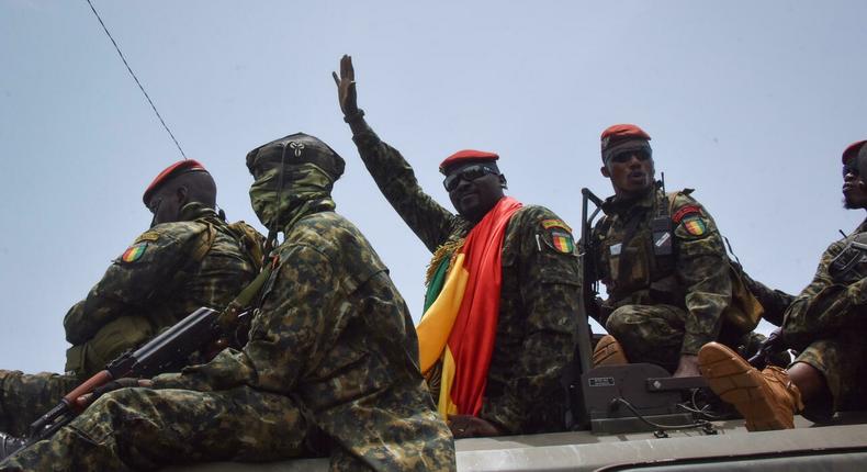 Le colonel Mamady Doumbouya escorté par les membres de son unité spéciale