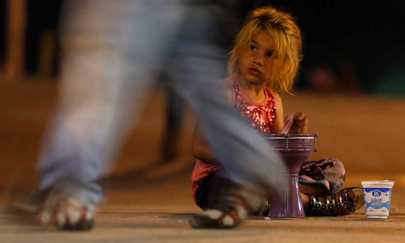 Stambuł wstrząsany jest zamieszkami. Niedaleko placu Taksim dziewczynka gra wieczorem na bębenku, licząc na hojność przechodniów