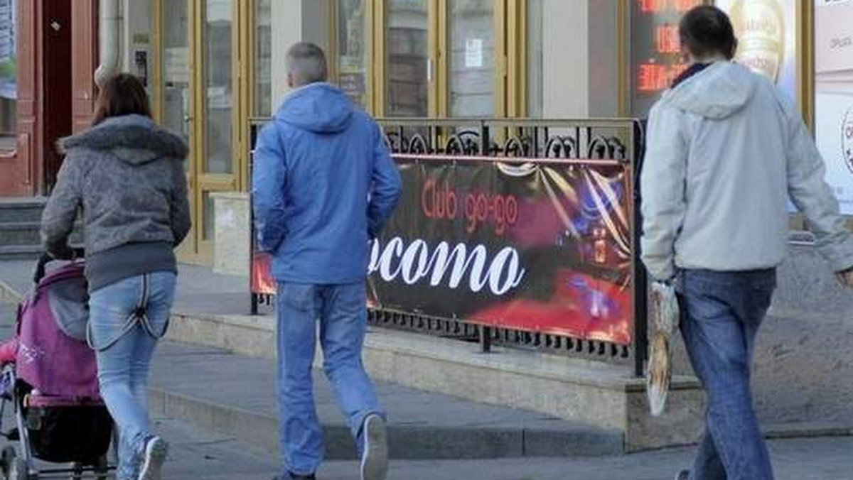 Trwa śledztwo w sprawie poszkodowanego klienta nocnego klubu na bydgoskim Starym Mieście. W połowie marca mężczyzna zgłosił się do policji i twierdził, że po nocy spędzonej w klubie go-go obudził się z debetem kilkunastu tysięcy złotych na karcie kredytowej - informuje "Gazeta Pomorska".