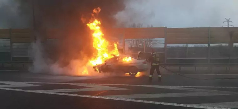 Co robić, kiedy auto się pali?