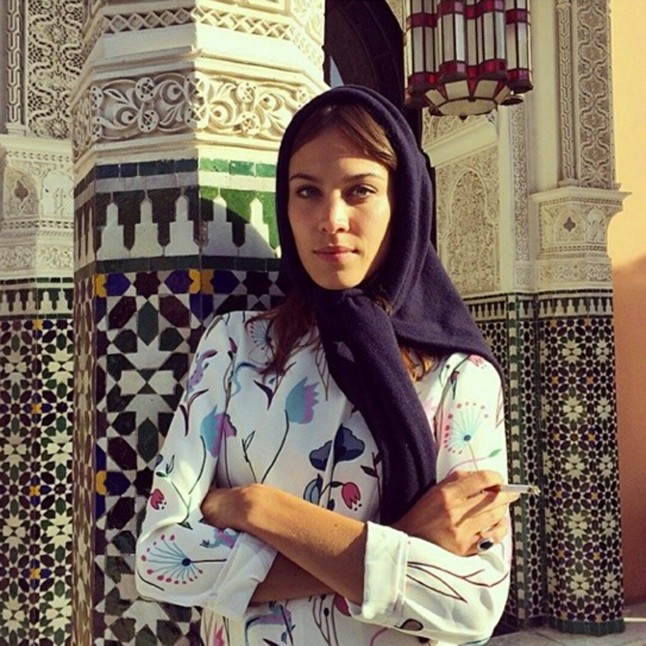 Alexa Chung remekül beillett a marokkóiak közé.