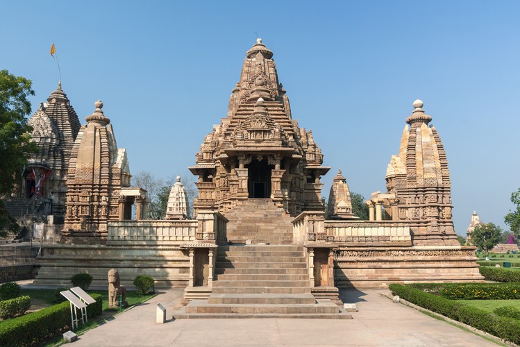 Khajuraho miejscowość słynąca z zespołu hinduistycznych świątyń wzniesionych między IX a XII w. przez władców z dynastii Ćandelów.
Według legendy pierwotnie w skład zespołu wchodziło osiemdziesiąt pięć świątyń, do dziś zachowało się mniej niż dwadzieścia.