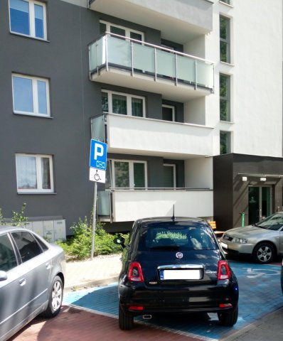 Strażnicy miejscy biorą się za ''mistrzów parkowania''. Odholowano auta z ul. Żołnierskiej i Głowackiego [ZDJĘCIA]