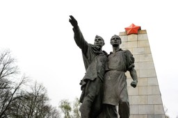 PiS chce rozszerzenia ustawy dekomunizacyjnej. Ma objąć pomniki Armii Czerwonej