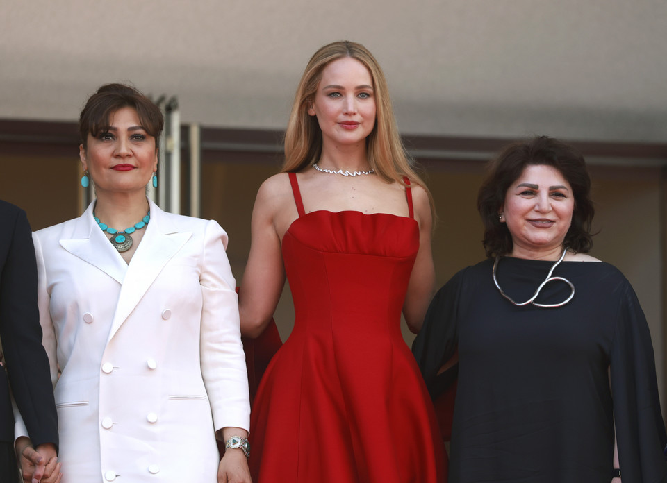 Sahra Mani, Jennifer Lawrence i Hayedeh Safiyari 