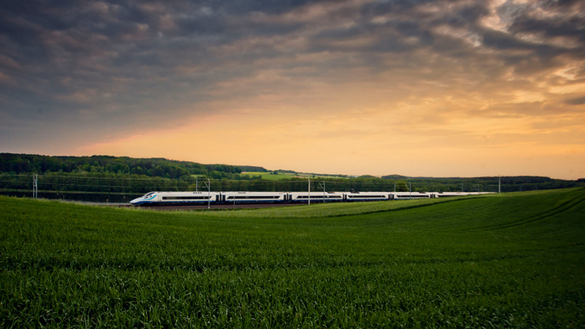 Od 2 czerwca 2021 r. osoby, które na stronie intercity.pl będą sprawdzać połączenia przewoźnika dowiedzą się, jaki ślad węglowy pozostawi ich podróż pociągiem i o ile korzystniejsza dla środowiska będzie pod tym względem w porównaniu z innymi środkami transportu.