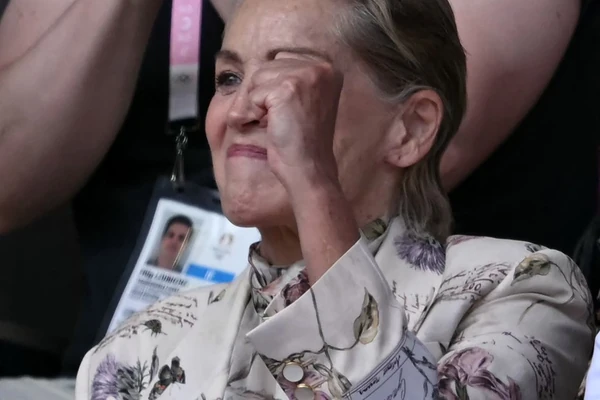 Novaka u finalu gleda LEGENDA OD GLUMICE KOJU SRBIJA OBOŽAVA: Svetska zvezda  ZAUSTAVILA VREME i svi komentarišu U ČEMU JE DOŠLA na teniski meč i šta ima na nogama