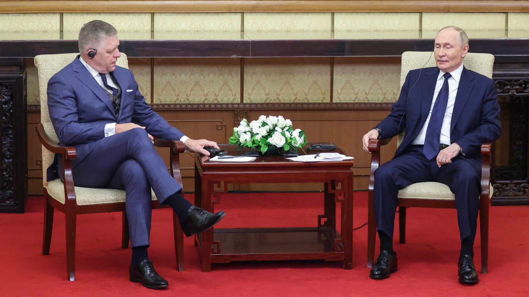 Ruský prezident Vladimir Putin a slovenský premiér Robert Fico počas stretnutia v Pekingu.