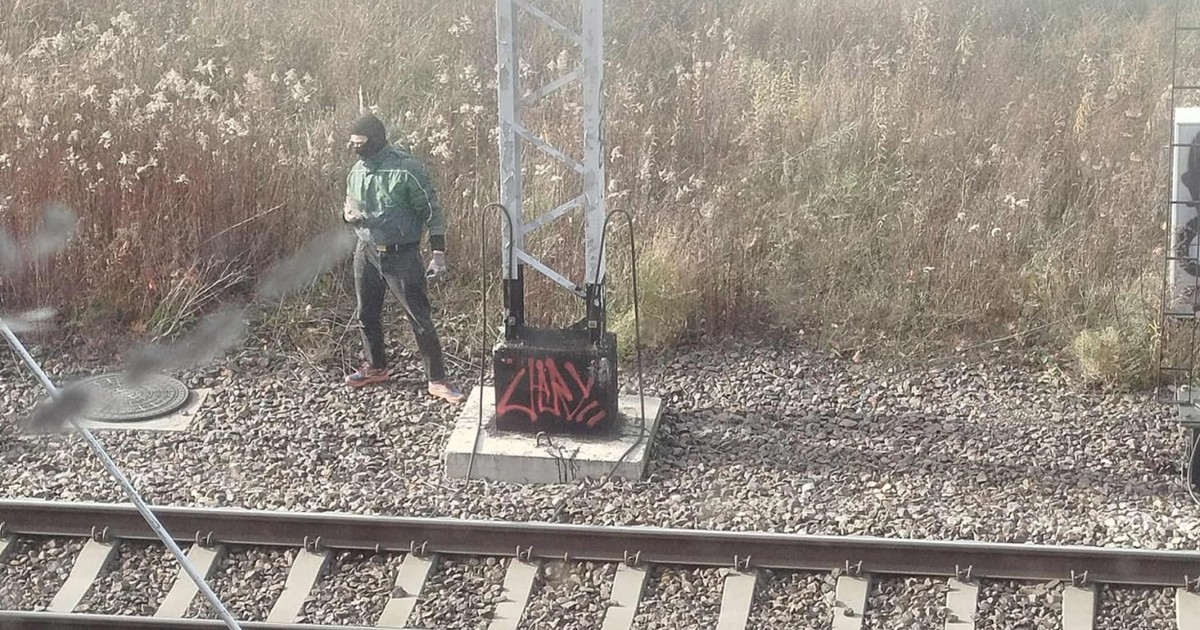 Mężczyzna w kominiarce przy torach kolejowych. Zdjęcie wyglądało groźnie