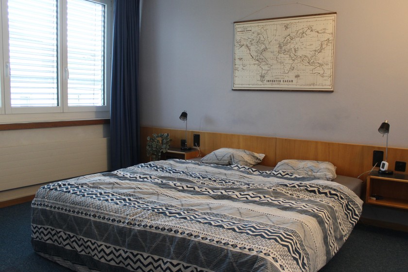 In seinem Zimmer hat er alles, was er braucht. Der SBB-Projektleiter lebe im Moment sowieso gerne minimalistisch. 