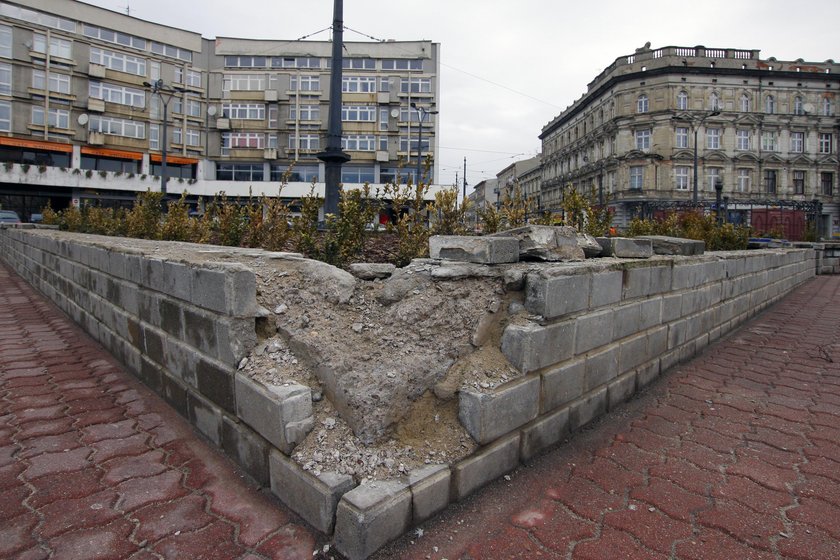 Plac Wolności w Łodzi w ruinie. Murek odgradzający od jezdni wyspę z pomnikiem Tadeusza Kościuszki runął. Co na to ZDiT w Łodzi?