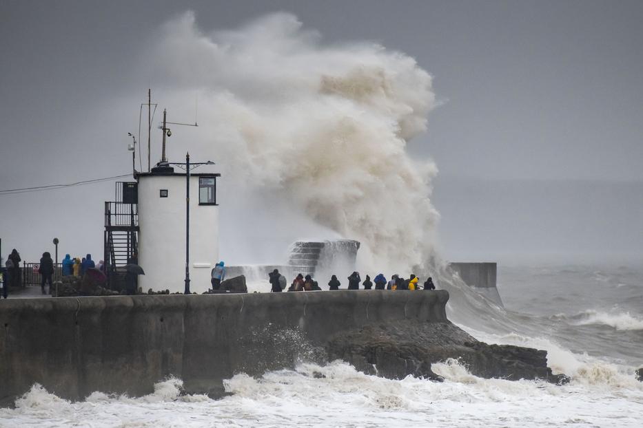 Dennis vihar érkezik az angliai Porthcawl partjaihoz / Fotó : Getty Images
