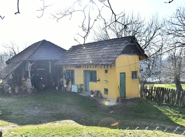 Evo kako danas izgleda kuća gde se snimala serija "Selo gori, a baba se češlja": Radoš Bajić posetio mesto, emotivne scene iz Petlovce