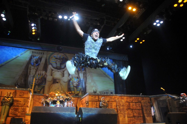 Iron Maiden to legenda jest i basta. Bruce Dickinson z kolegami zaprezentuje się 5 lipca. Areną tym razem będzie PGE Narodowy, który w ubiegłym roku sprawdził się jako miejsce do występów z ostrą, gitarową muzyką.  Co ciekawe, „Fear of The Dark” czy „Run To The Hills” zachwycają wszystkie pokolenia, co sprawia, że bilety można polecić jako dobry prezent dla każdej grupy wiekowej.