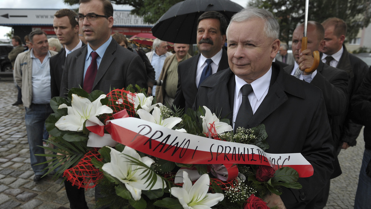 Kabaretowe przedsięwzięcie - tak prezes PiS Jarosław Kaczyński nazwał pozew wyborczy PSL przeciwko niemu. Rzecznik partii Adam Hofman zapowiedział, że przedstawiciel PiS nie pojawi się dzisiaj w sądzie, który o godz. 13 rozpatrzy pozew ludowców.