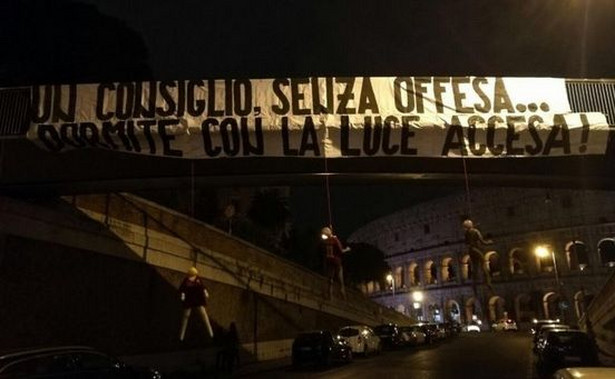 Skandal w Rzymie. Kukły piłkarzy AS Roma powieszone na szubienicy obok Koloseum [FOTO]
