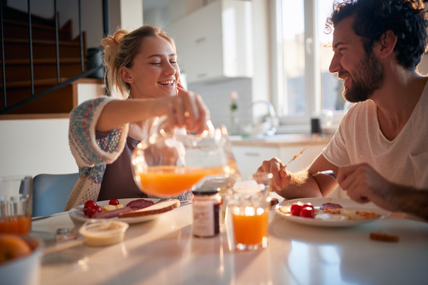 O której godzinie najlepiej jeść śniadanie? Zdziwisz się, jaki wpływ na zdrowie może mieć pora śniadania!
